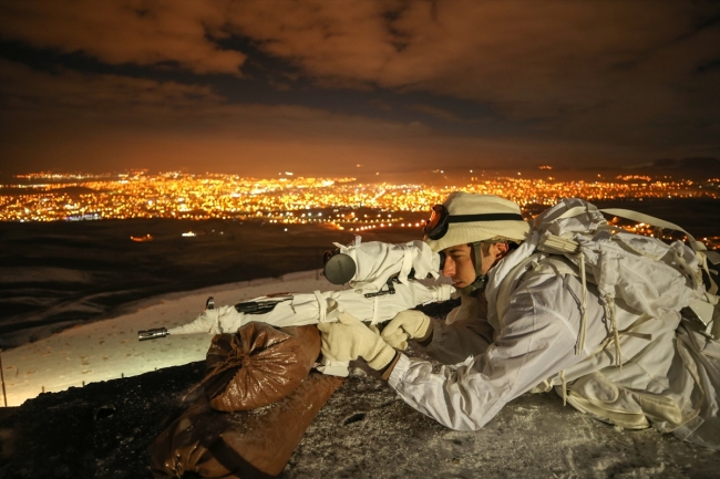 En uzun gecede eller tetikte